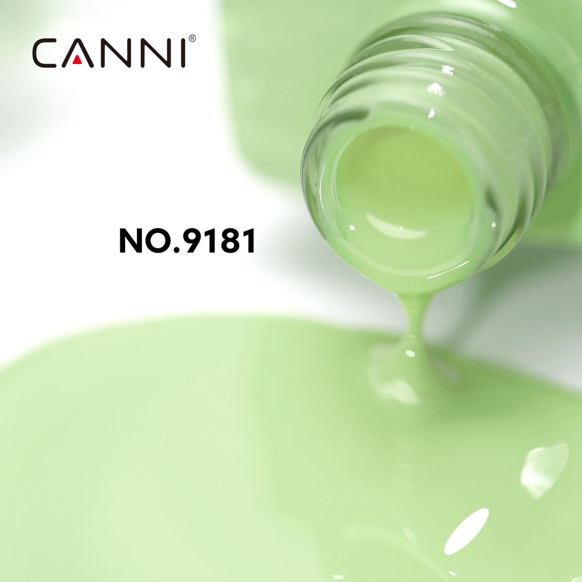 Application du vernis à ongles CANNI vert menthe sur des ongles
