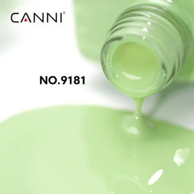 Application du vernis à ongles CANNI vert menthe sur des ongles