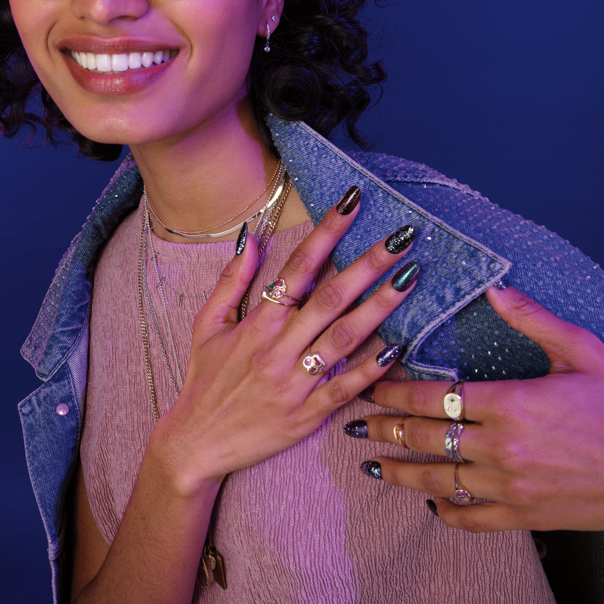 Application du vernis à ongles chrome Sally Hansen Insta-Dri sur des ongles