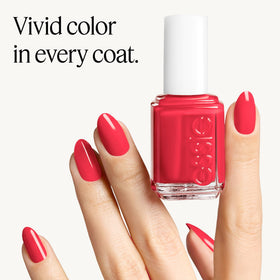 Application du vernis à ongles essie Bachelorette Bash sur des ongles