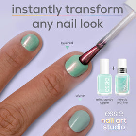 Application du vernis à ongles essie Mystic Marine sur des ongles