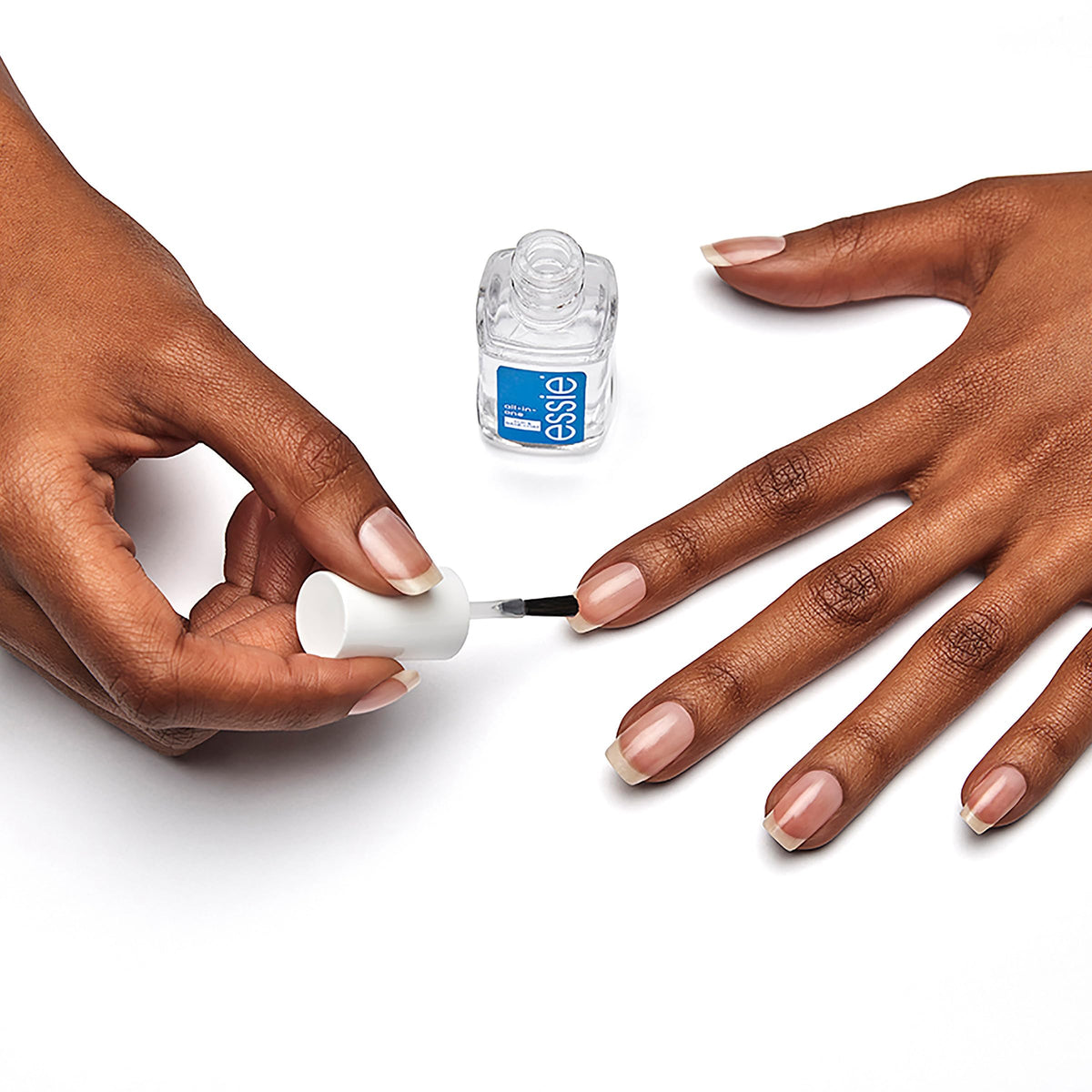 Application du vernis à ongles essie sur des ongles manucurés