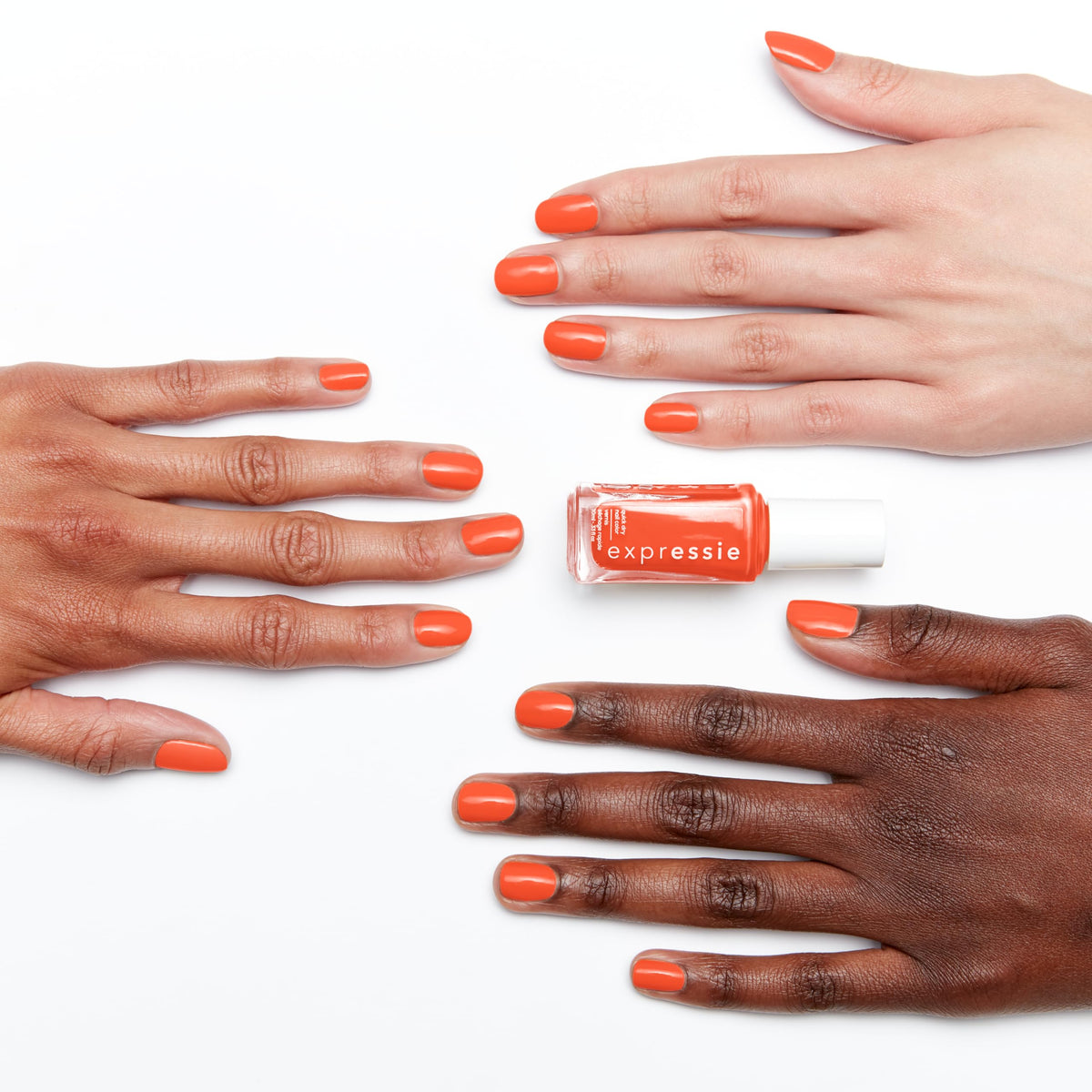 Application du vernis à ongles essie sur des ongles propres