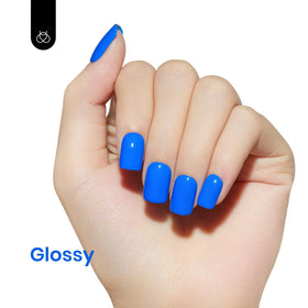 Application du vernis à ongles gel bleu C444 sur des ongles