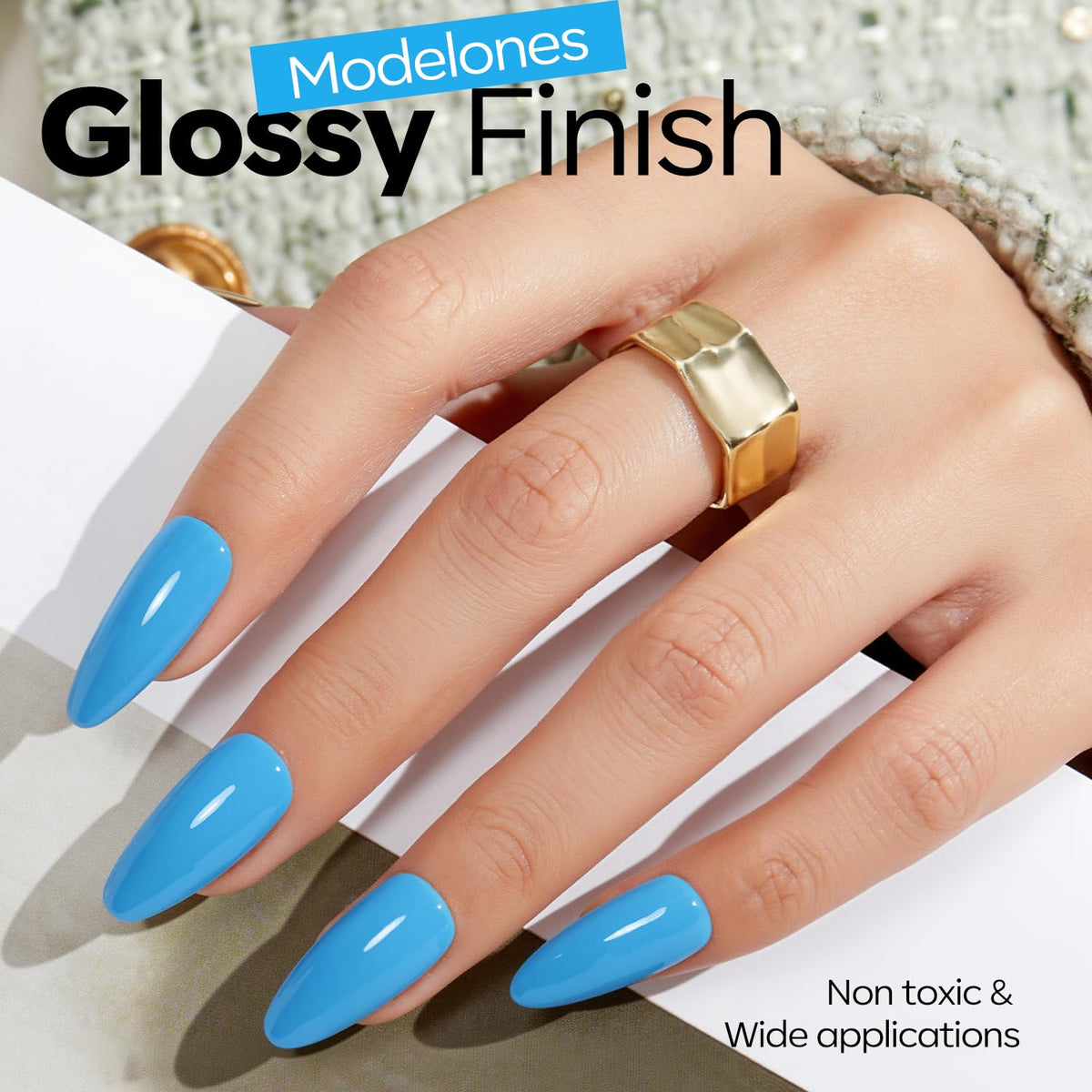 Application du vernis à ongles gel bleu sur les ongles