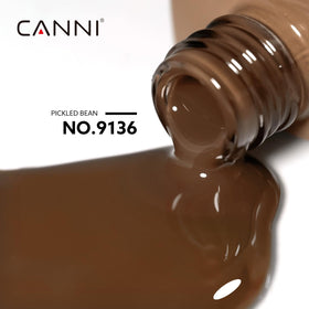 Application du vernis à ongles gel chocolat brun CANNI sur des ongles
