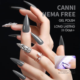 Application du vernis à ongles gel gris foncé CANNI sur des ongles