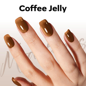 Application du vernis à ongles gel Jelly Brown Tea sur des ongles