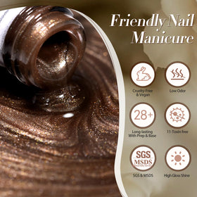 Application du vernis à ongles gel magnétique sur des ongles