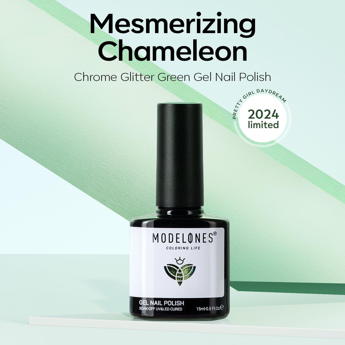 Application du vernis à ongles gel pailleté vert pastel sur des ongles