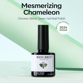 Application du vernis à ongles gel pailleté vert pastel sur des ongles