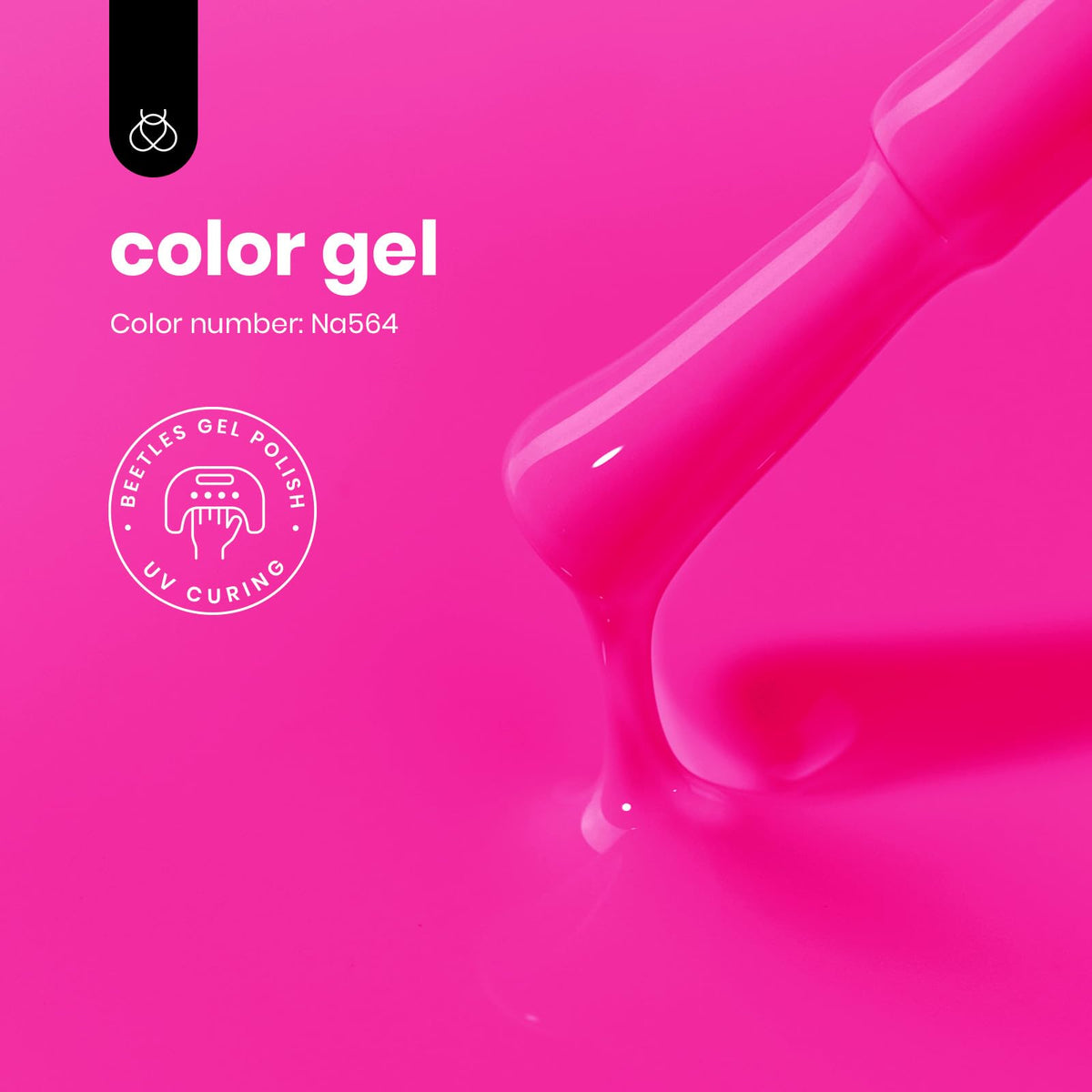 Application du vernis à ongles gel rose fluo sur des ongles
