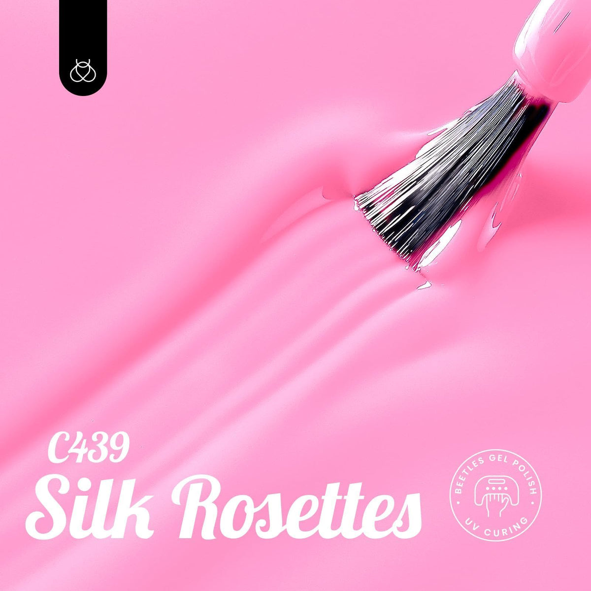 Application du vernis à ongles gel rose sur des ongles