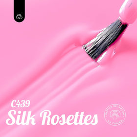 Application du vernis à ongles gel rose sur des ongles