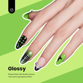 Application du vernis à ongles gel vert sur des ongles