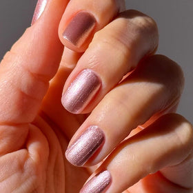 Application du vernis à ongles LONDONTOWN Lakur sur les ongles
