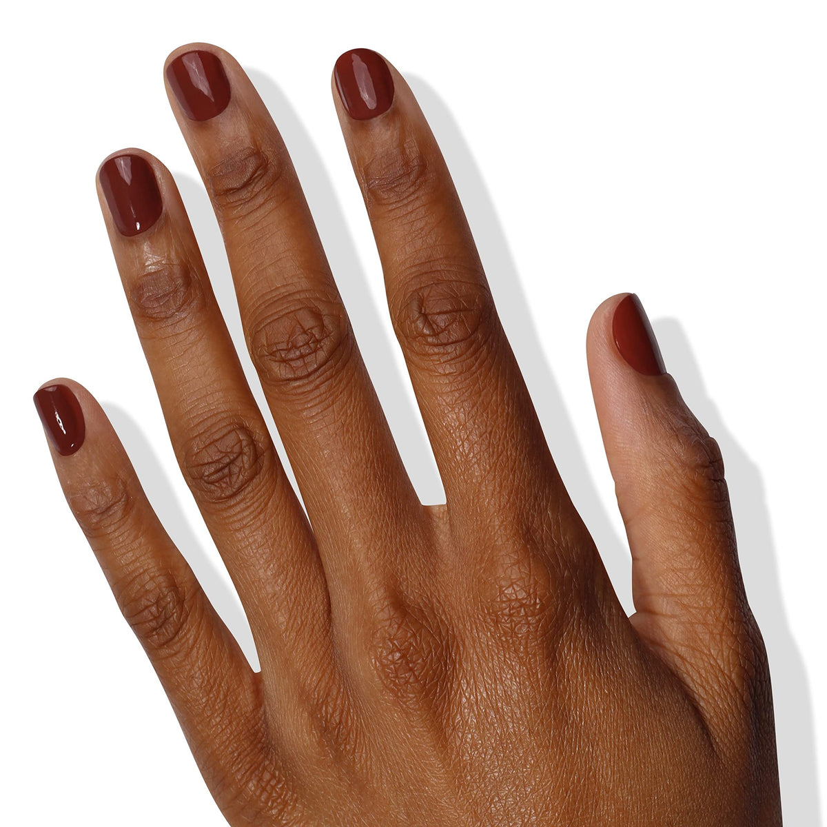 Application du vernis à ongles LONDONTOWN lakur sur les ongles