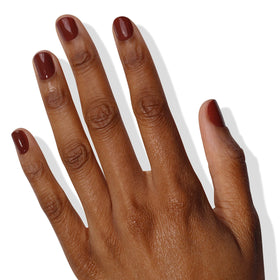 Application du vernis à ongles LONDONTOWN lakur sur les ongles