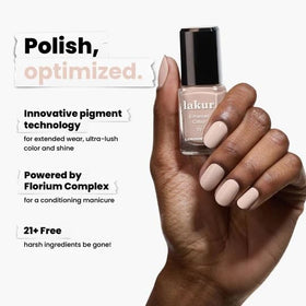 Application du vernis à ongles LONDONTOWN sur des ongles