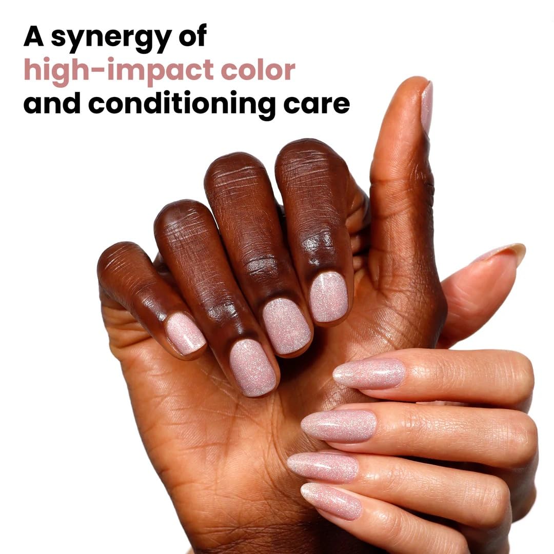 Application du vernis à ongles LONDONTOWN sur des ongles