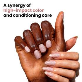 Application du vernis à ongles LONDONTOWN sur des ongles