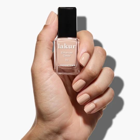 Application du vernis à ongles LONDONTOWN sur des ongles