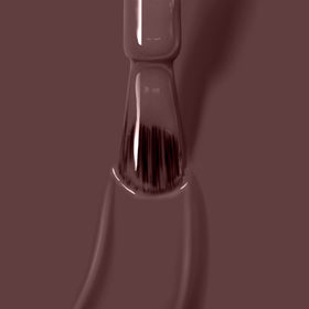 Application du vernis à ongles LONDONTOWN Teak sur des ongles