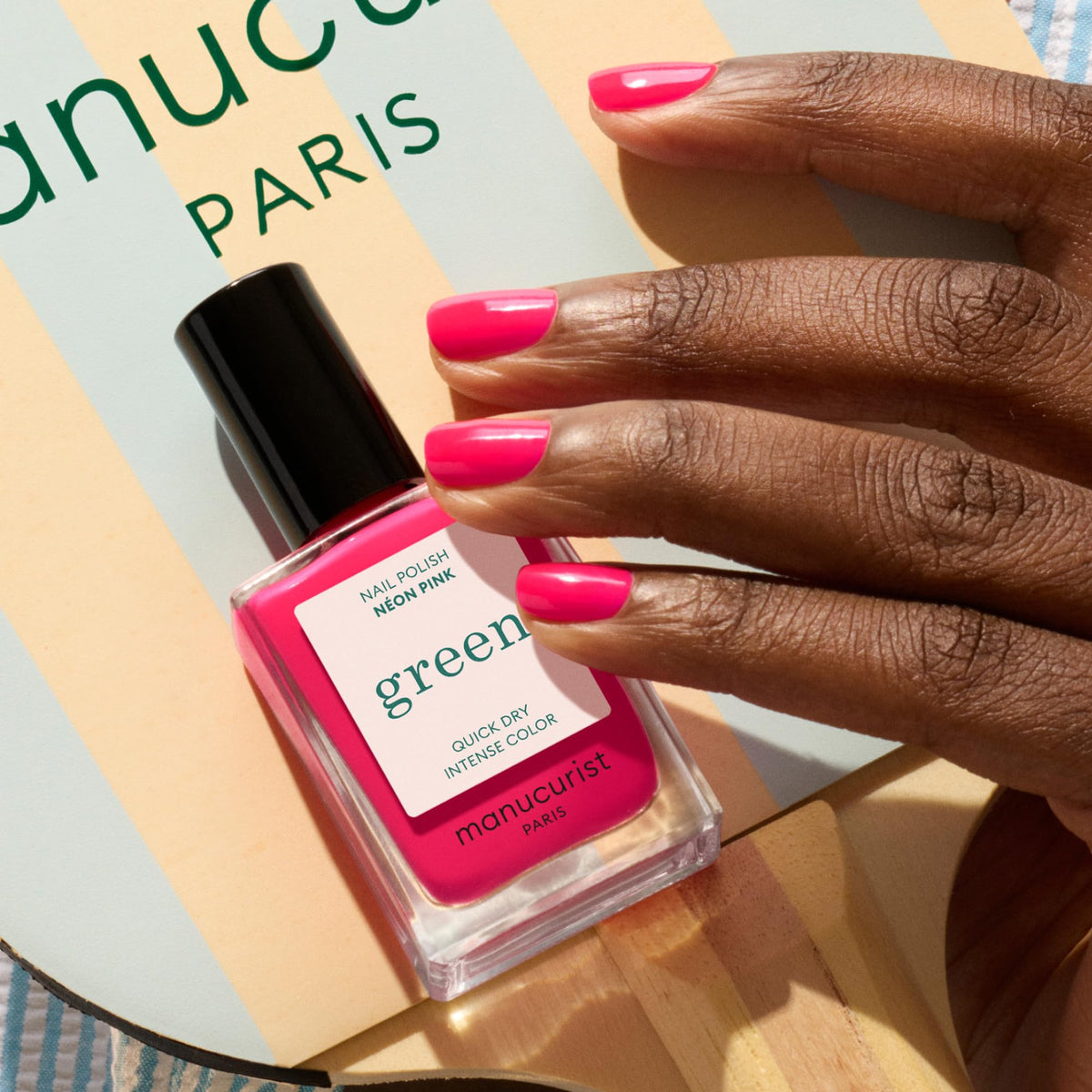 Application du vernis à ongles Manucurist sur des ongles
