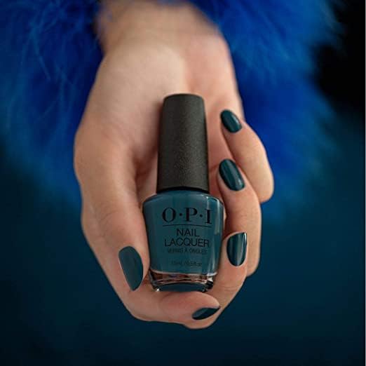 Application du vernis à ongles OPI Drama at La Scala sur des ongles
