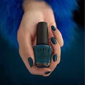 Application du vernis à ongles OPI Drama at La Scala sur des ongles