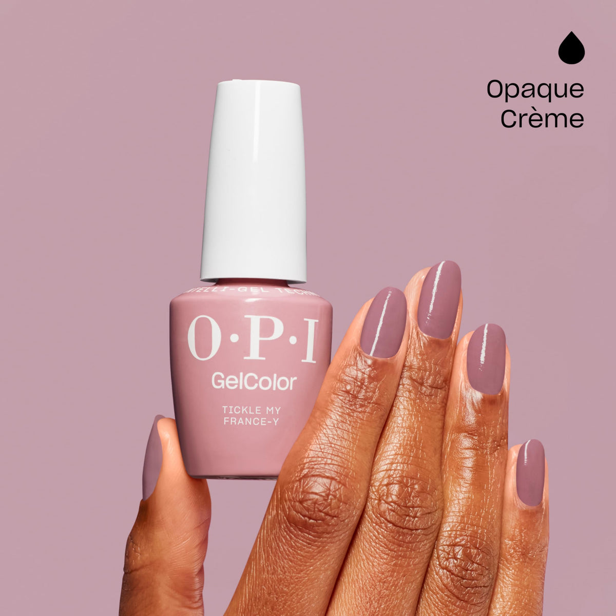 Application du vernis à ongles OPI GelColor sur des ongles