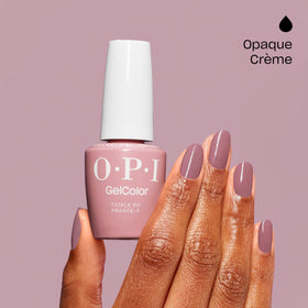 Application du vernis à ongles OPI GelColor sur des ongles