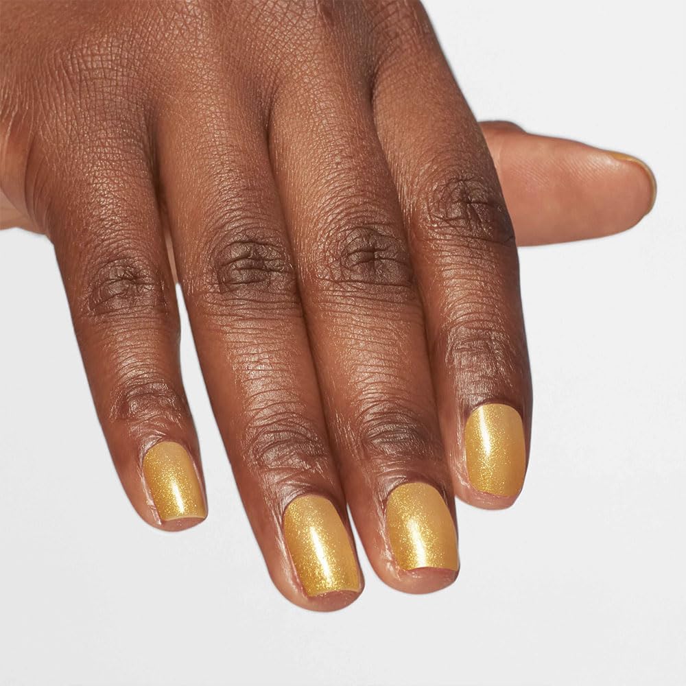 Application du vernis à ongles OPI gLITter sur des ongles