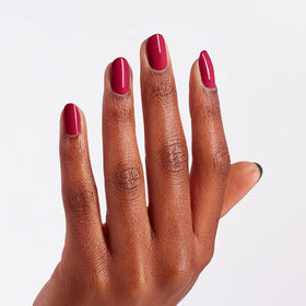 Application du vernis à ongles OPI Red-Veal Your Truth sur des ongles