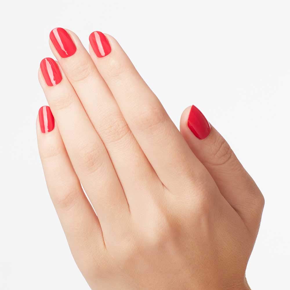 Application du vernis à ongles OPI She’s a Bad Muffuletta! Rouge Crème
