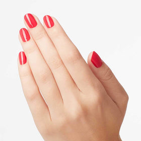 Application du vernis à ongles OPI She’s a Bad Muffuletta! Rouge Crème