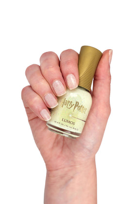 Application du vernis à ongles Orly Lumos sur des ongles