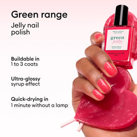Application du vernis à ongles Pomme d'Amour sur des ongles naturels