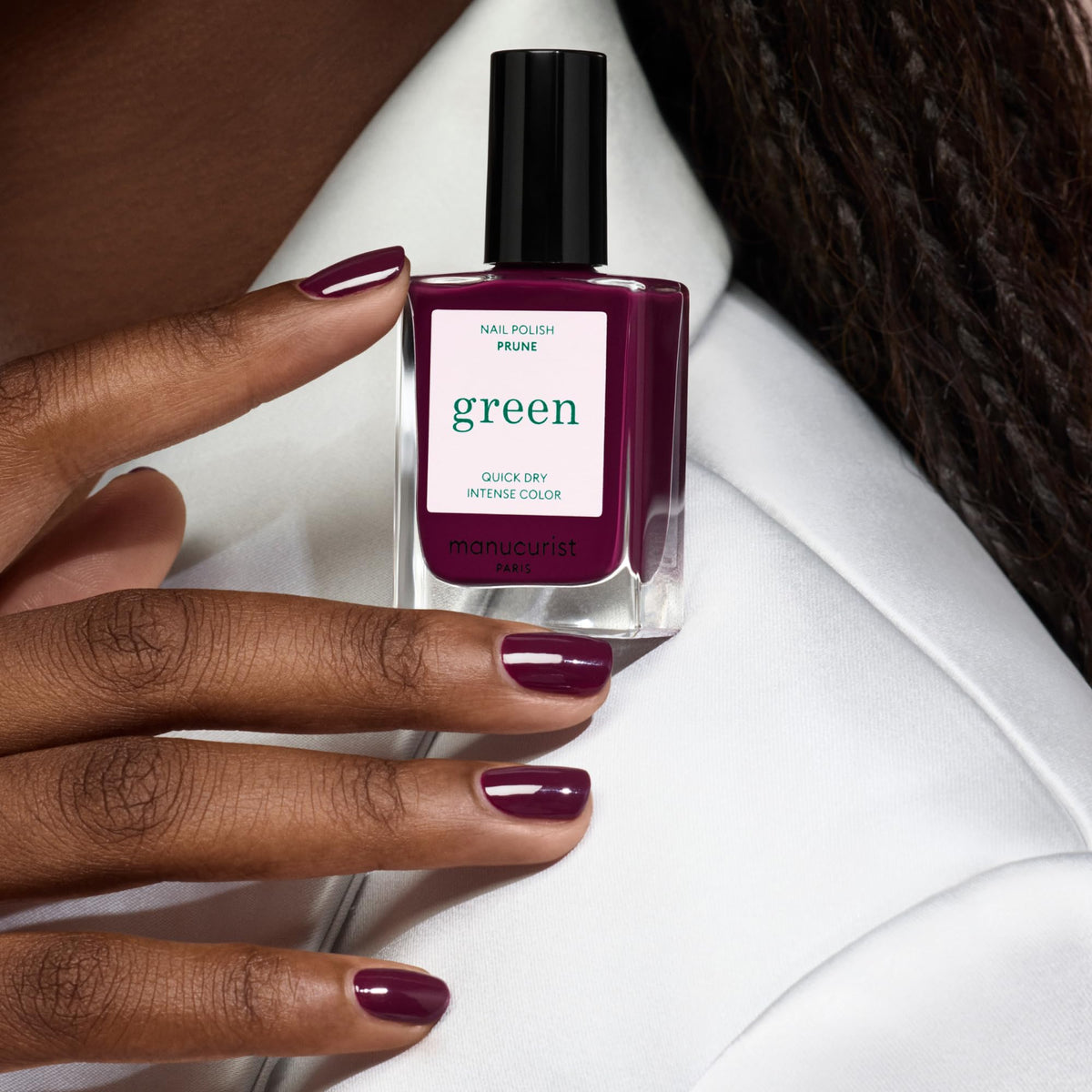 Application du vernis à ongles Prune sur des ongles