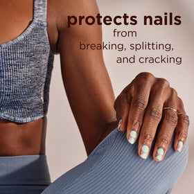 Application du vernis à ongles Sally Hansen 453 Serene Green sur des ongles