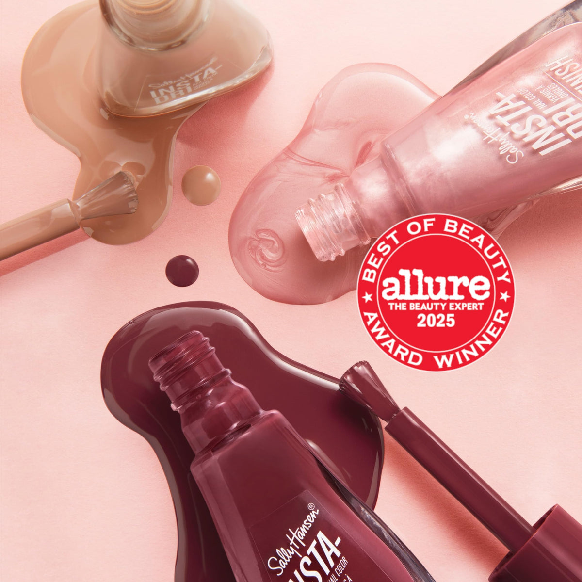 Application du vernis à ongles Sally Hansen Insta-Dri 768 sur une main