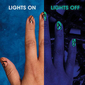 Application du vernis à ongles Sally Hansen Missing sur un ongle