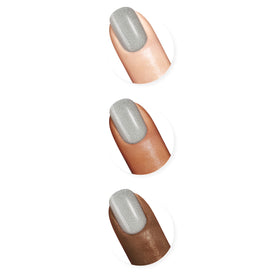 Application du vernis à ongles Sally Hansen sur des ongles