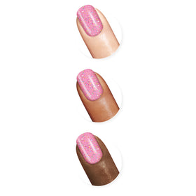 Application du vernis à ongles Sally Hansen sur des ongles bien manucurés