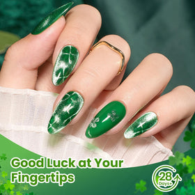 Application du vernis Cat Eye vert sur un ongle avec effet lumineux
