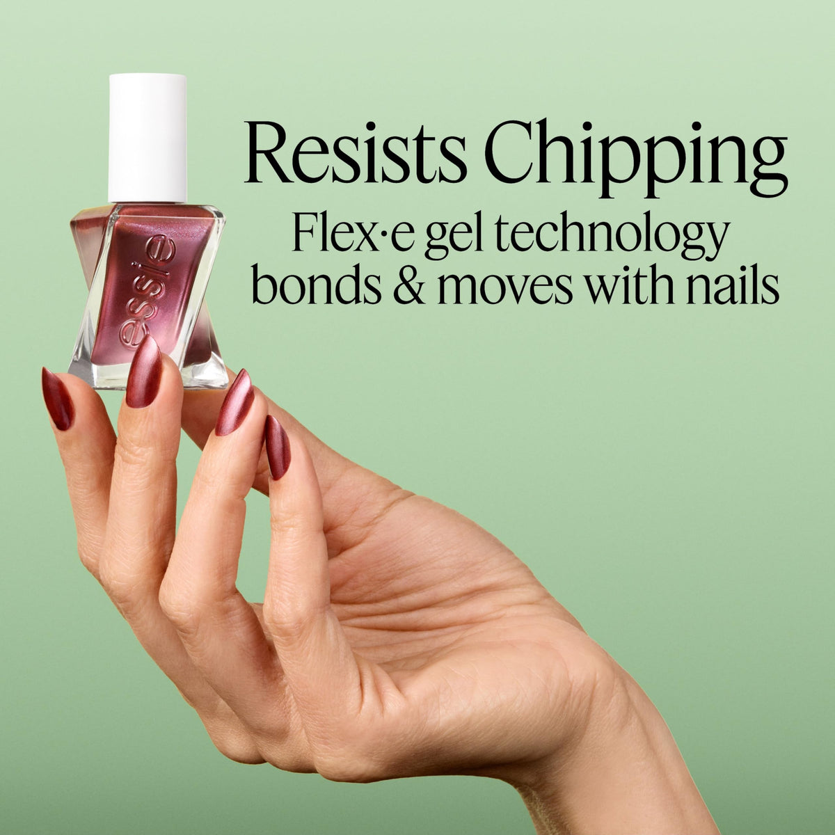 Application du vernis essie Gel Couture sur des ongles bien manucurés