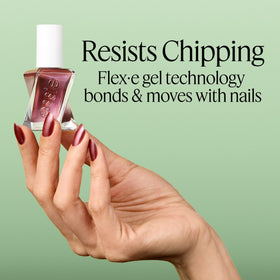 Application du vernis essie Gel Couture sur des ongles bien manucurés