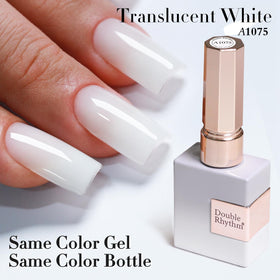 Application du vernis gel blanc laiteux sur des ongles