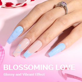 Application du vernis gel bleu macaron sur des ongles