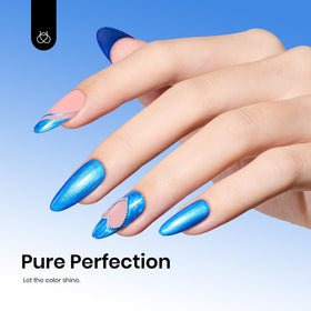 Application du vernis gel bleu marine sur des ongles